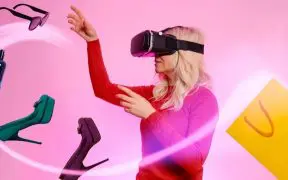 mulher comprando produtos no ecommerce usando oculos de realidade virtual